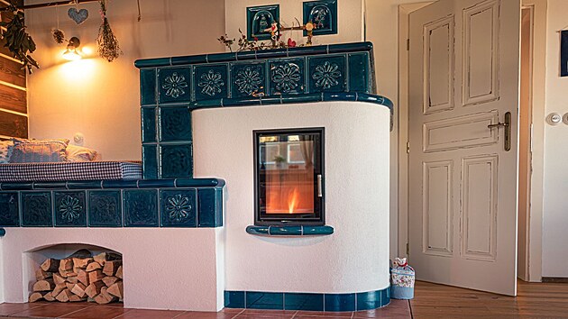 Kamna mla mt pvodn rozshlej kachlov obloen, od eho bylo kvli poteb zesvtlen interiru
uputno.