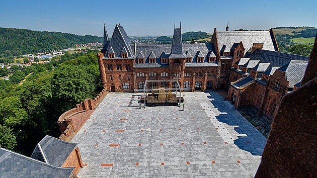 N�dvo�� �erven�ho z�mku v Hradci nad Moravic�.