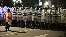 Demonstranti v Tbilisi se st�etli s policií, která proti nim pou�ila slzný...