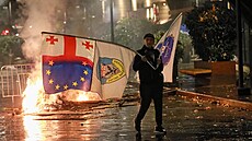 Demonstranti v Tbilisi se st�etli s policií, která proti nim pou�ila slzný...
