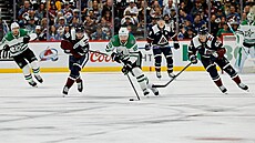 Matt Duchene z Dallasu se ene do útoku, stíhají ho Martin Neas a Artturi...