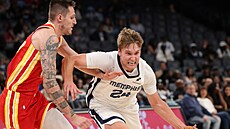 Vít Krejí (vlevo) z Atlanty zkouí zastavit Cama Spencera z Memphisu.