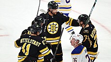 Pavel Zacha z Bostonu (tetí zleva) oslavuje svj gól se spoluhrái. Gratulují...