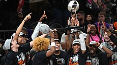 A'ja Wilsonová drí trofej pro vítzky WNBA. Okolo jásají její spoluhrály z...