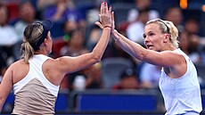 Storm Hunterová a Kateina Siniaková (vpravo) se radují ve finále turnaje ve...