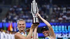 Kateina Siniaková (vlevo) se Storm Hunterovou ukazují trofej po vítzství na...