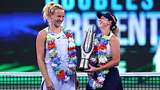 Kateina Siniaková (vlevo) a Storm Hunterová si uívají titul ve Wu-chanu.