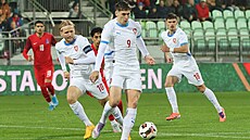 Matj ín v utkání kvalifikace mistrovství Evropy s Ázerbájdánem sleduje, kam...