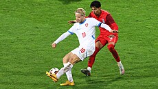 Kapitán reprezentace do 21 let Matj ín odkopává balon ped Emilem...