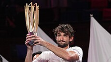 Valentin Vacherot s trofejí pro vítze turnaje v anghaji.