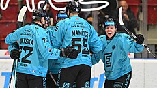 Karlovartí hokejisté oslavují gól proti Litvínovu.