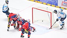 Liberecký Filip Jansa si uívá zakonení do pardubické branky.