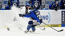 Jaromír Jágr se tlaí pes Jakuba Zboila.