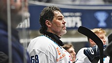 Jaromír Jágr na kladenské stídace v utkání proti Vítkovicím.