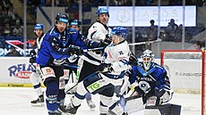 Kladno - Vítkovice. Mela ped brankou host. Ve skrumái je i Jaromír Jágr.