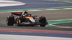 Lando Norris pi tréninku na Velkou cenu USA.