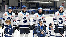 RADOST PO ZÁPASE. Kladno slaví výhru, druhý zleva Jaromír Jágr.