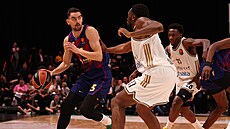 Tomá  Satoranský (vlevo) z Barcelony a Mfiondu Kabengele z Dubaje.