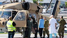 Helikoptéra s rukojmími, které propustil Hamás, p�istála u nemocnice v Petach...