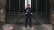 Policisté zasahují v pa�í�ském Louvru poté, co odsud zlod�ji ukradli vzácné...