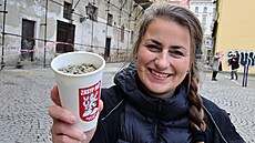 Dobrovolníci spolu s um�lkyní Kate�inou �edou (na snímku) b�hem akce Zasyp m�...