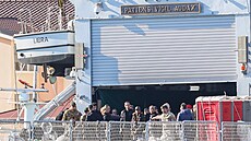 Itálie poslal do albánského Shëngjinu skupinu tyiceti migrant. (11. dubna...