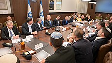 Vláda izraelského premiéra Benjamina Netanjahua schválila pímí s Hamásem....