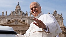 Pape� Lev XIV. zdraví v��ící na svatopetrském nám�stí ve Vatikánu. (12. �íjna...