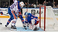 David Tomáek z Edmonton Oilers se snaí natlait puk za brankáe Igora...