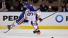David Tomáek z Edmonton Oilers padá bhem zápasu s New York Rangers.
