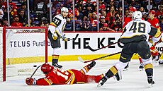 Tomá Hertl z Vegas Golden Knights (48) trefuje prázdnou bránu Calgary Flames....