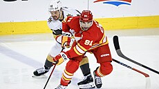 Tomá Hertl z Vegas Golden Knights stíhá Nazema Kadriho z Calgary Flames.