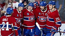 Hokejisté Montreal Canadiens - zleva Kaiden Guhle, Lane Hutson, Cole Caufield,...