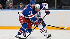 Matthew Robertson z New York Rangers a David Tomáek z Edmonton Oilers v...