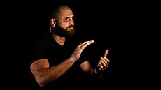 Zápasník Jií Procházka navtívil hokejové utkání tým Masarykovy univerzity.