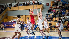 Markus Santos-Silva z Nymburka zakonuje v zápase s Hradcem Králové.