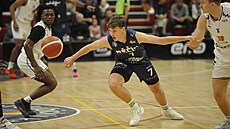 Tadeá Slowiak z Dína spchá za míem v utkání s Pardubicemi.