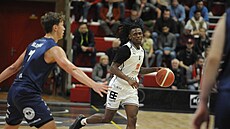 Robert Bonham z Pardubic bhem utkání s Dínem.