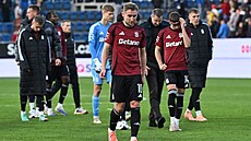 Zklamaní sparantí fotbalisté po zápase se Slováckem.