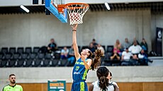 Emma echová z USK Praha zakonuje v zápase s SB Ostrava.