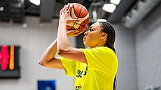 Makayla Timpsonová z USK Praha se rozcviuje ped duelem s Gironou.