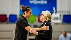 Laia Palauová, aktuáln asistentka trenéra v Giron, se zdraví s Natálií...