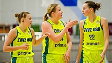 Mariána P�ibylová, Emese Hofová a Emma �echová z USK Praha se radí b�hem zápasu...