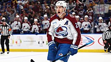 Nathan MacKinnon z Colorado Avalanche slaví gól v utkání s Buffalo Sabres.