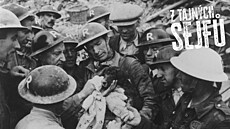 Záchranái ARP s malým psem bhem bleskové války v roce 1940. Díky nmu se...