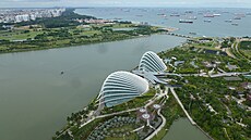 Pohled na Gardens by the Bay z výky. Jejich souástí jsou dva velké skleníky ...