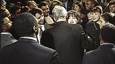 Monica Lewinská objímá prezidenta Billa Clintona na dobročinné akci demokratů....