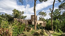 Na rozhraní kolumbijské civilizace a tropické d�ungle stojí d�m, který z dálky...