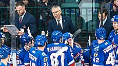 Trenér Petrohradu Igor Larionov ud�luje pokyny hrá��m.