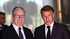 Francouzský prezident Emmanuel Macron a bristký premiér Keir Starmer na mírovém...